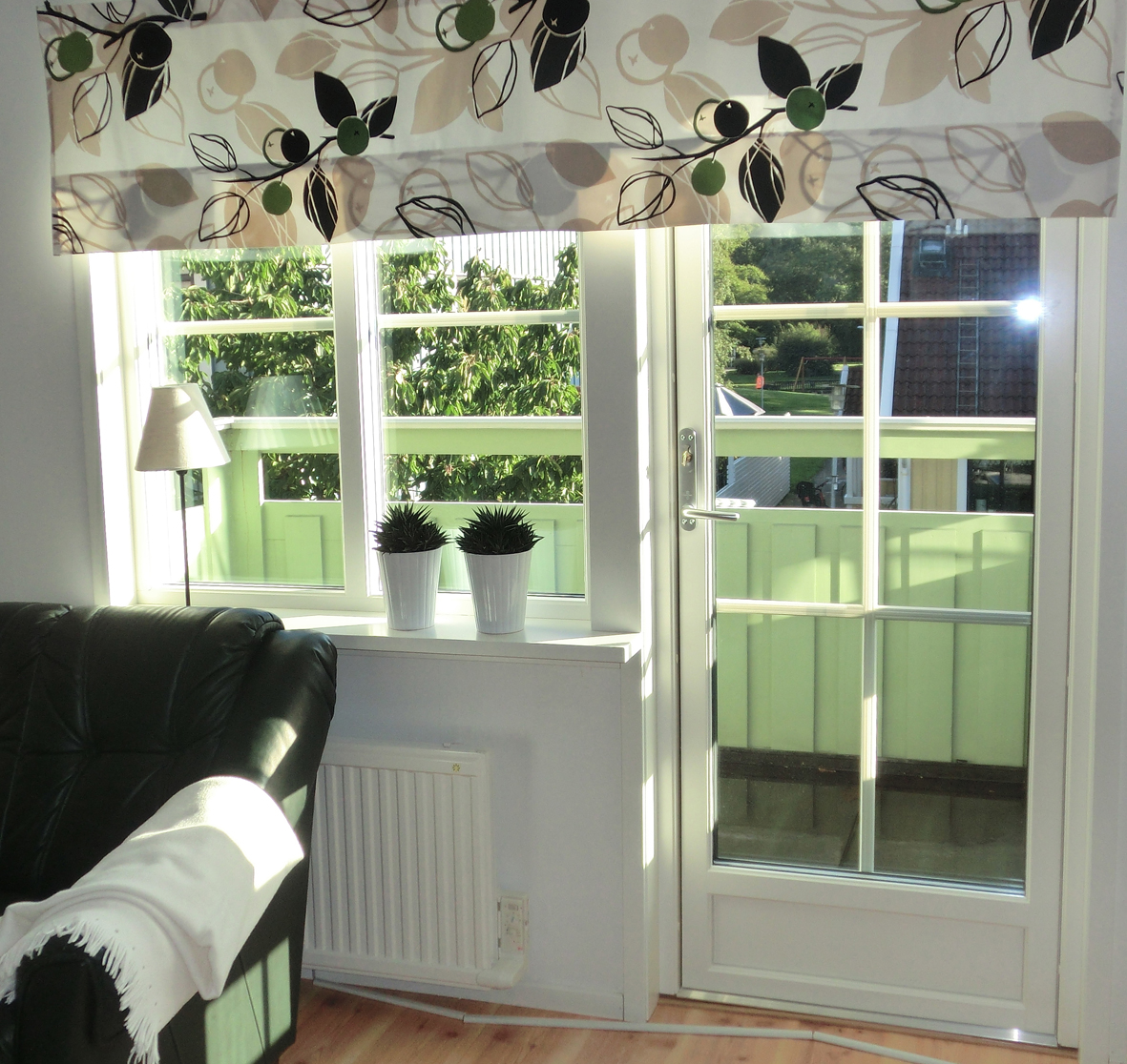 Fönsterparti och dörr med spröjs. Bild: Patrik Ferdinandsson, Fönsterbolaget i Halland (Norlux Fönster)