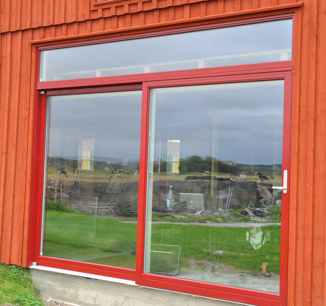 Skjutpartier i rödlackad aluminium. Bild: Patrik Ferdinandsson, Fönsterbolaget i Halland (Norlux Fönster)