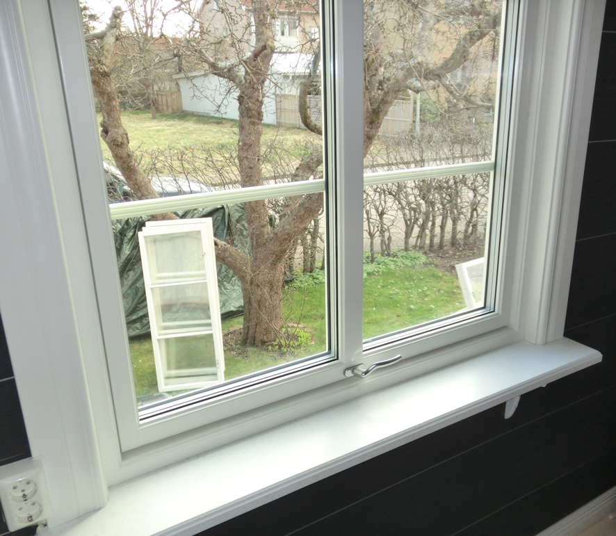 Foder och fönsterbrädor går att få i olika varianter och är i lackad trä för en mjukare känsla.