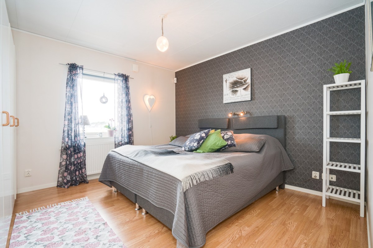 Grått är flott i detta sovrum