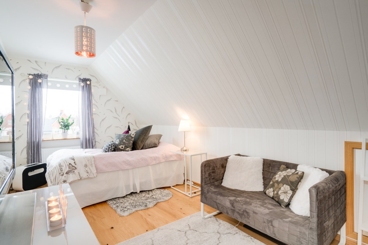 Charmigt sovrum med snedtak