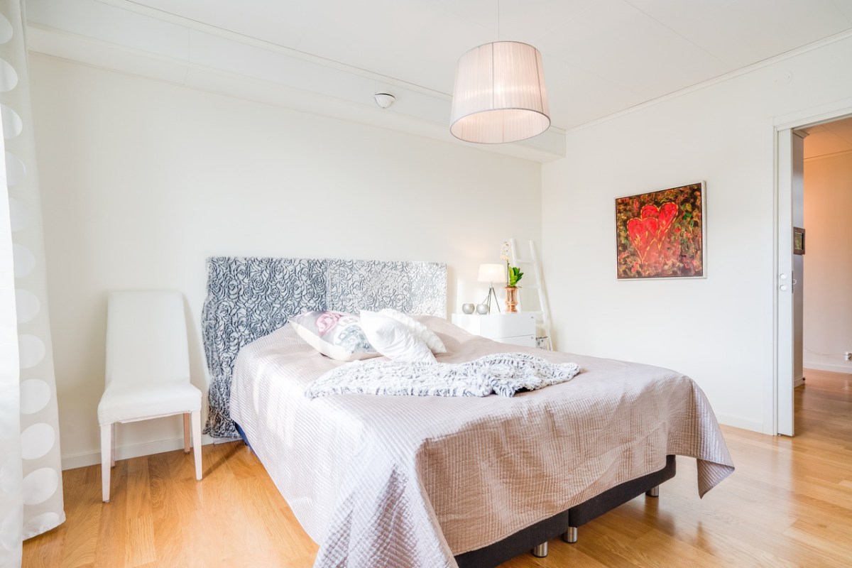 Fint sovrum i lugna pasteller