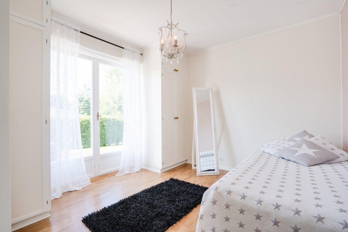 Sovrum med utgång till terrass