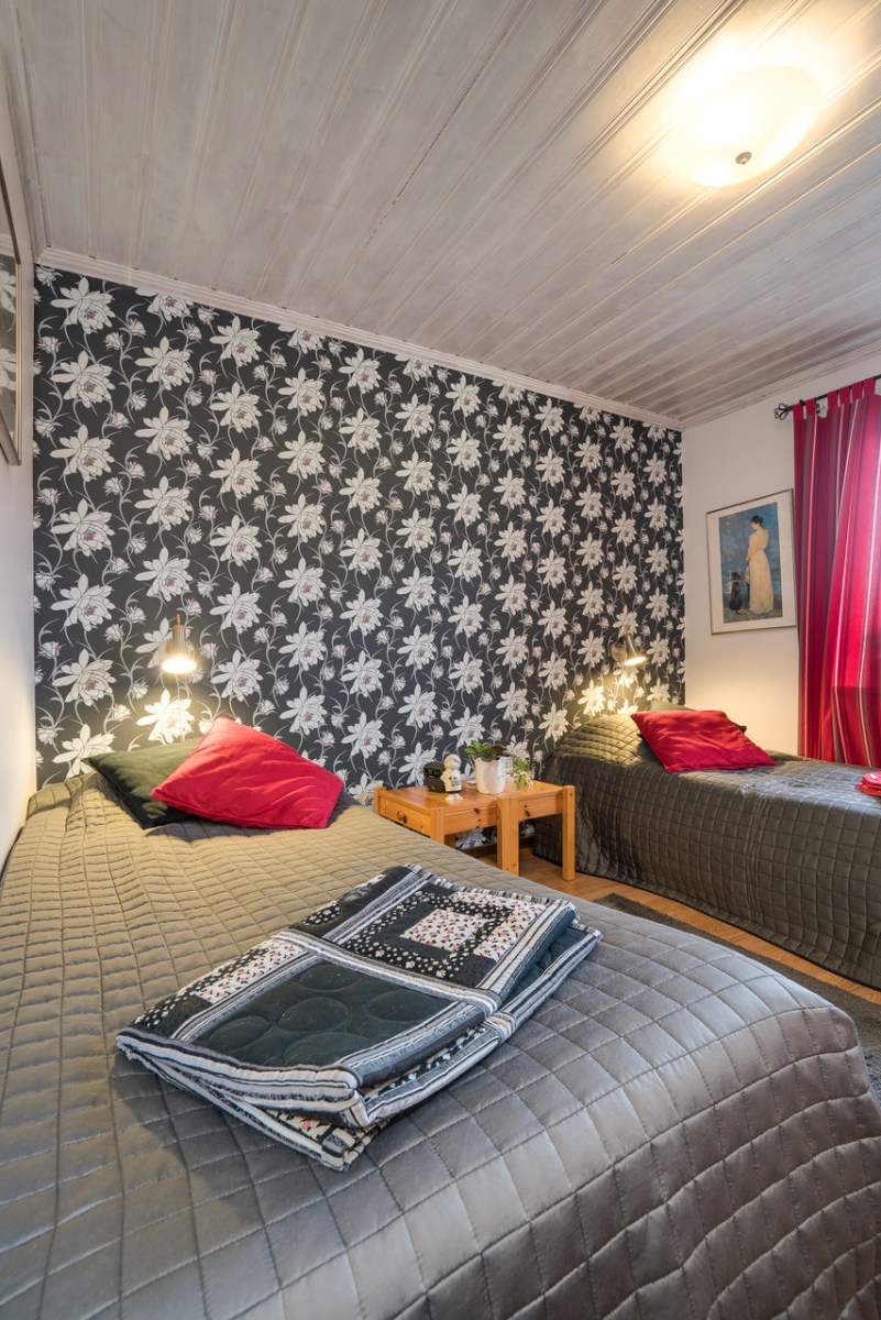 Sovrum med fin fondtapet