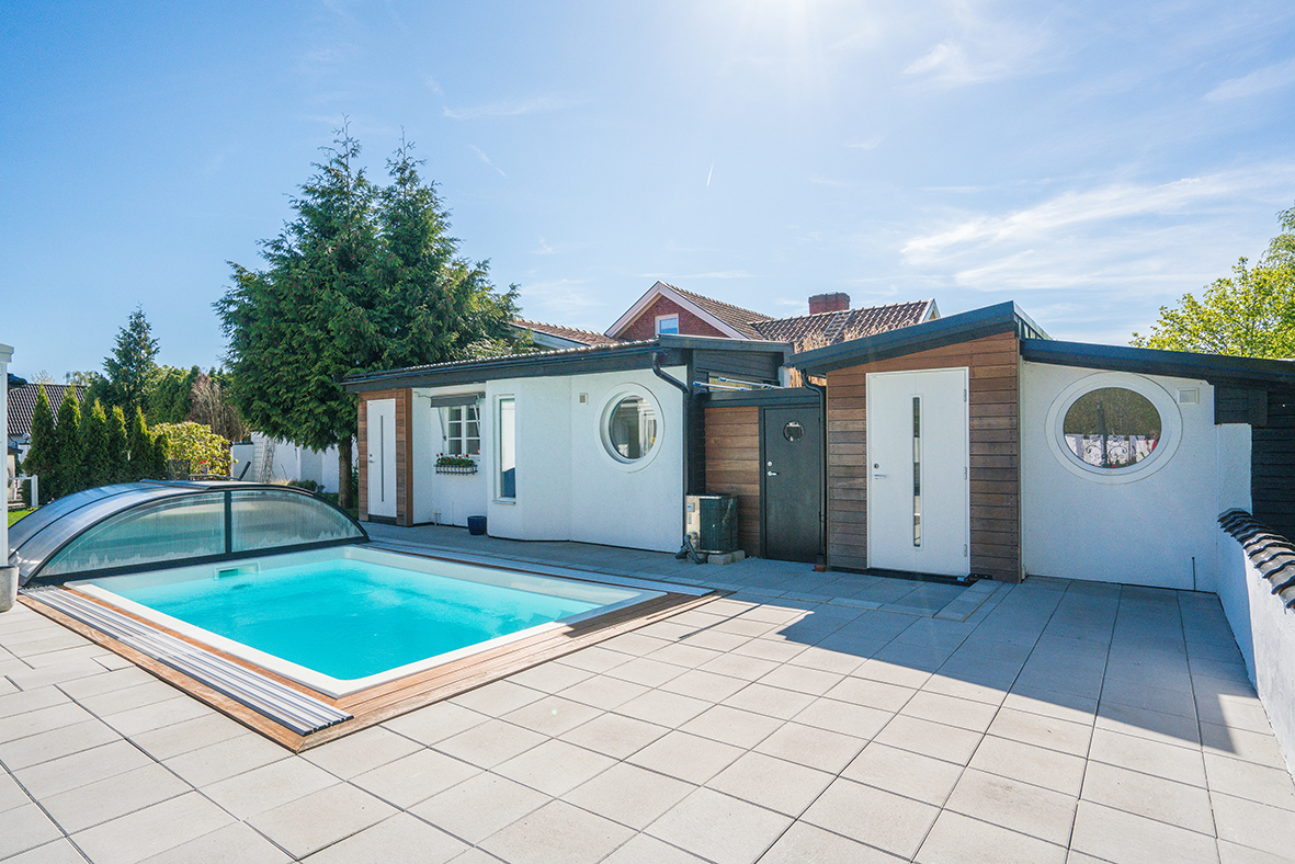 poolmiljö med gästrum