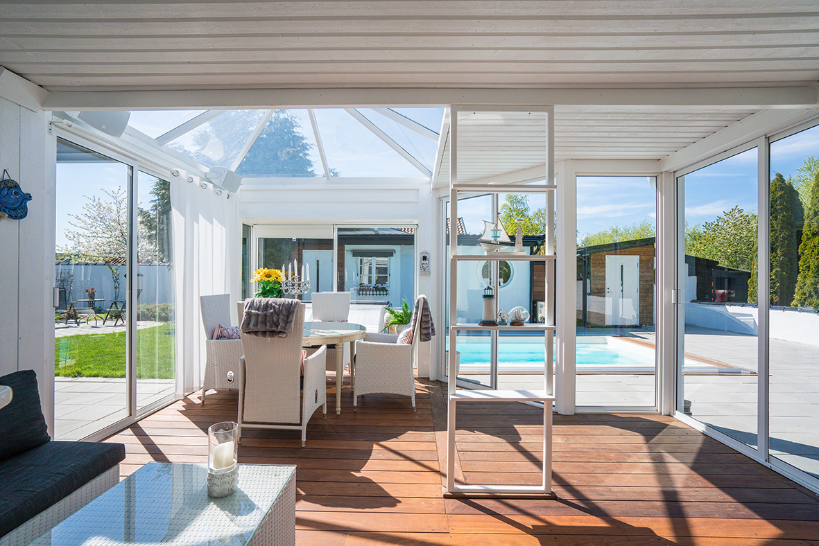 Pyramidformat glastak och cumarugolv